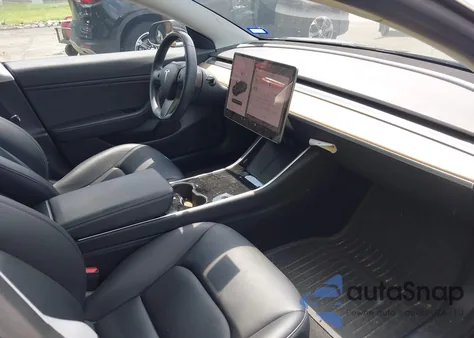 2018 Tesla Model 3 Long Range/Mid Range z USA, uszkodzony, nr VIN 5YJ3E1EA4JF166045